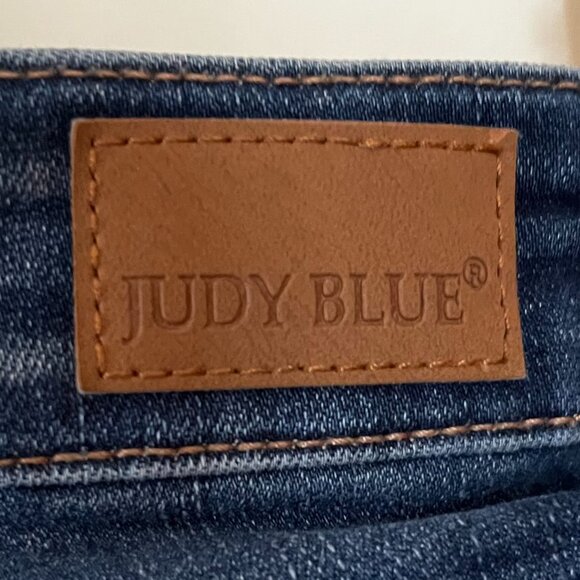 LIKE NEW} Judy Blue, 5-Pocket Mid-Rise, Cuffed Shorts / Size L - Picture 3 of 9